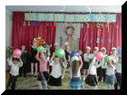 Маленькі танцюристи радо вітаєть з ювілеєм вчителів школи-саду "Віночок"